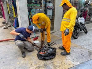 Defesa Civil de Balneário Camboriú orienta população sobre descarte correto de lixo para prevenir alagamentos