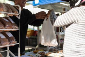 Feira com produtos cultivados e produzidos em Camboriú acontece toda semana no Centro e Barranco