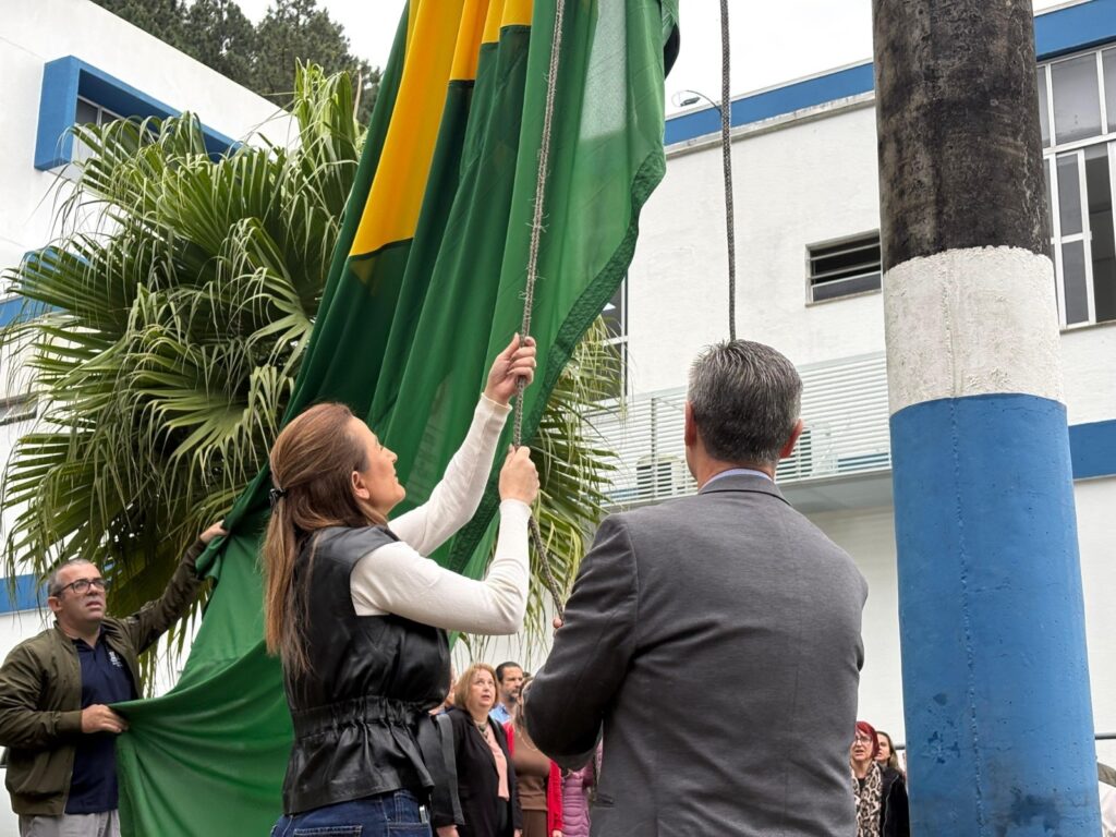 Hasteamento da bandeira do Brasil marca início da Semana Cívica em Balneário Camboriú